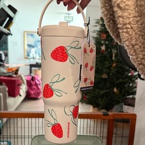 Hydrapeak White Tumbler with Strawberry Design